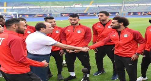 السيسي للاعبي منتخب مصر: "القيم واللعب النظيف أهم حاجة عندي"